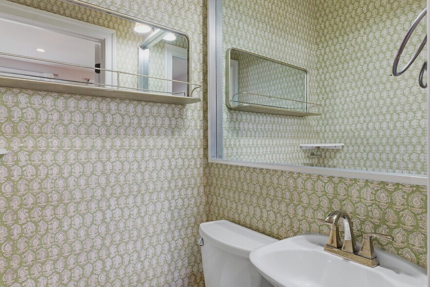 Building Photo - 9 Bogard St