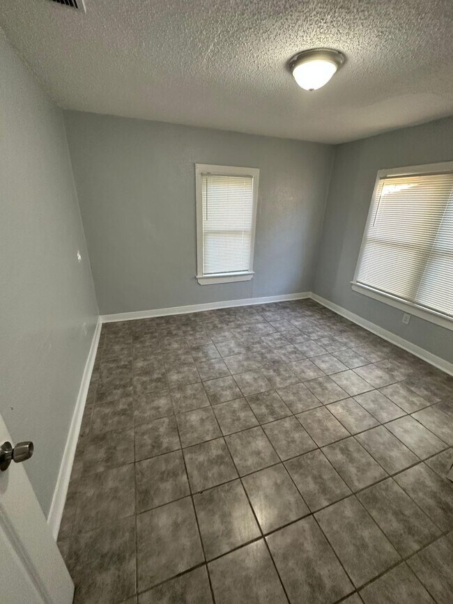 Building Photo - Fully Renovated 2/1 Single Family House Available for Immediate Rent!