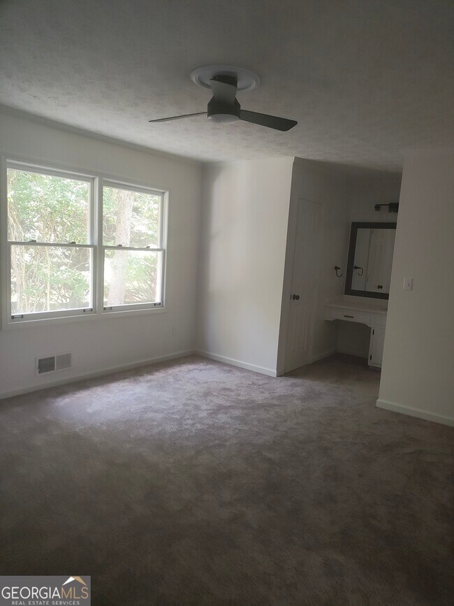 Building Photo - 415 Williamsburg Way