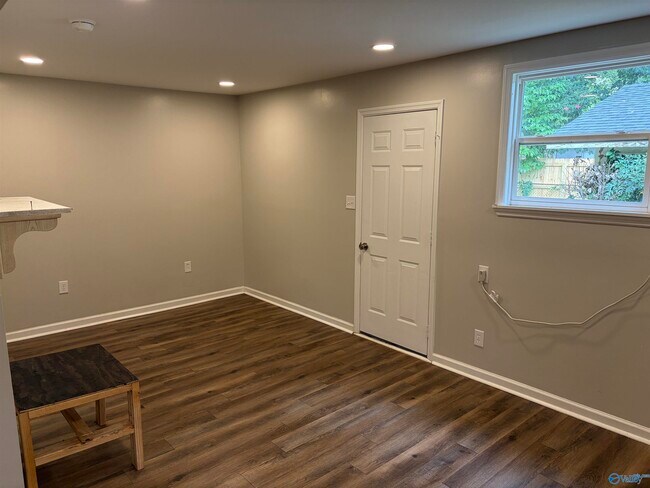 Building Photo - 2109 Villaret Dr SW