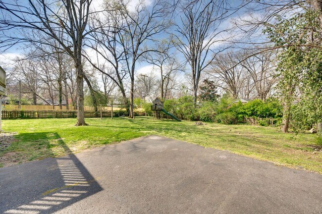 Building Photo - Beautiful 4BD/3.5BA home in the heart of Green Hills.