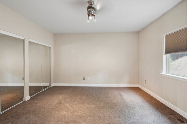 Building Photo - Beautiful Woodridge Home