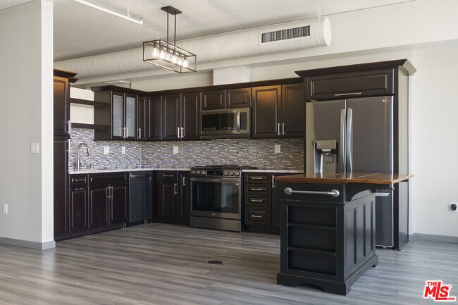 Building Photo - 1100 S Hope St