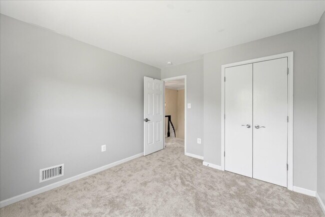 Building Photo - Stunning End-Unit Townhouse with Golf Cour...