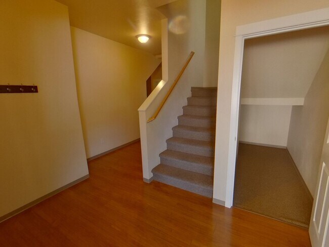 Building Photo - Alder Duplexes on 17th