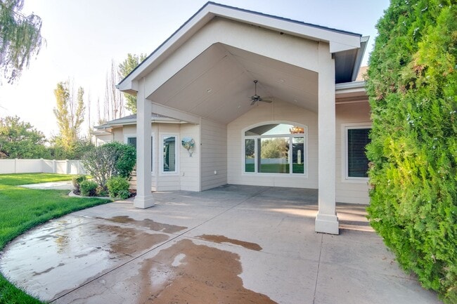 Building Photo - Country Living at it's Best!  Beyond Spaci...