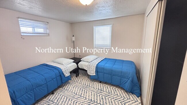 Building Photo - Rooms for Rent