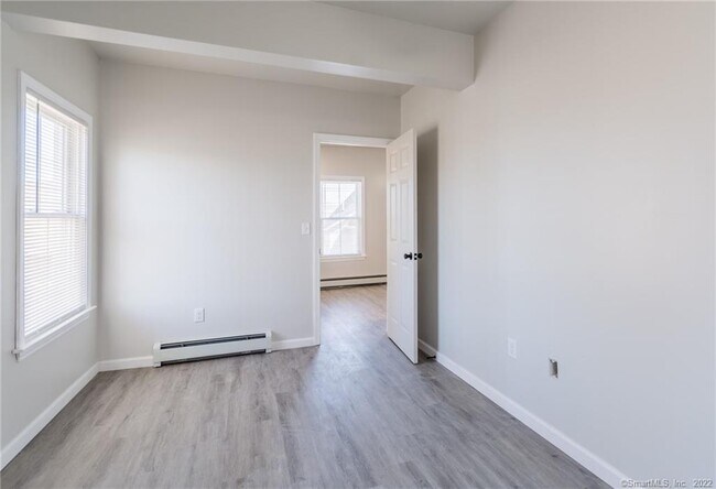 Building Photo - 31 Willetts Ave