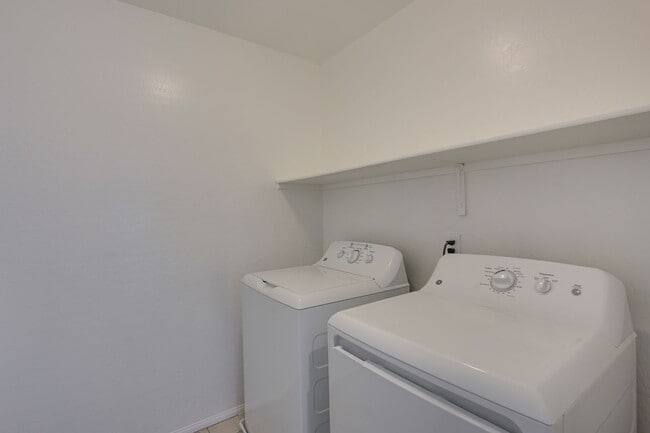 Building Photo - ** COMING SOON ** Modern Open-Concept Rental Home with White Shaker Kitchen Cabinets & Low-Mainte...