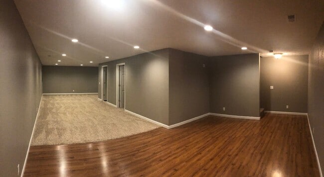 Building Photo - Large Home in Papillion For Rent!