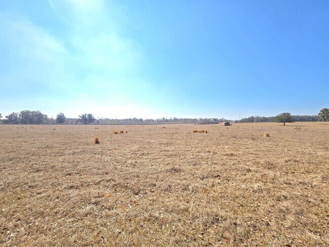 Building Photo - Charming 2-Bedroom Home with Countryside Views and Modern Amenities