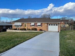 Building Photo - 606 Doe St