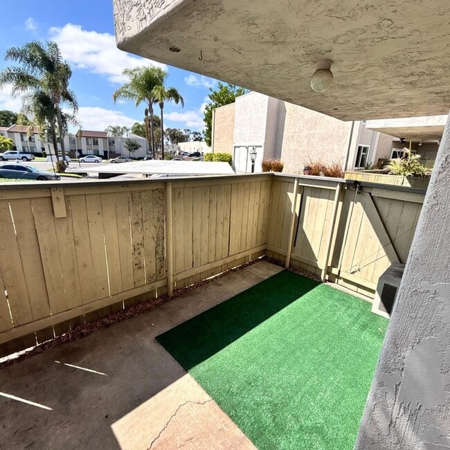 Building Photo - LIGHT & BRIGHT UPGRADED, 2 BEDROOM CONDO, ...