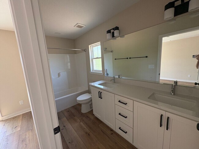 Building Photo - 3b/2Bth Home