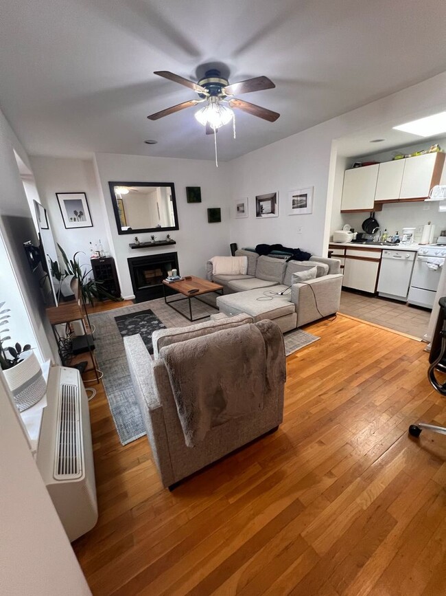 Building Photo - Two-Level Kalorama Condo with Washer/Dryer, Near Dupont Metro