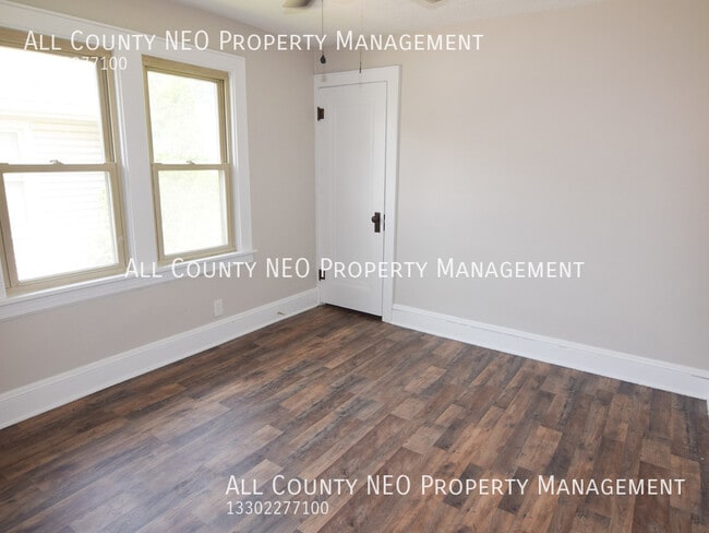 Building Photo - 643 E Archwood Ave