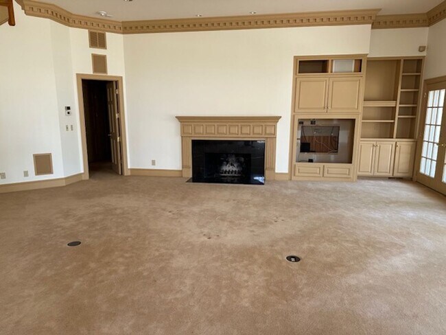 Building Photo - Private location overlooking Smiths Bay *2Bed*3bath