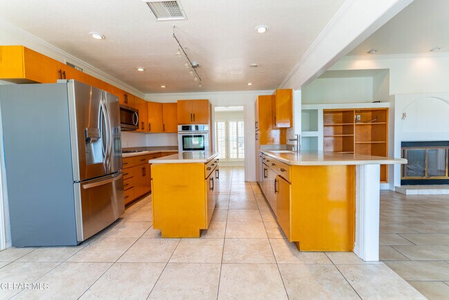 Building Photo - 7033 San Marino Dr