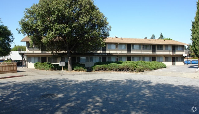 Building Photo - Golden Oak Court