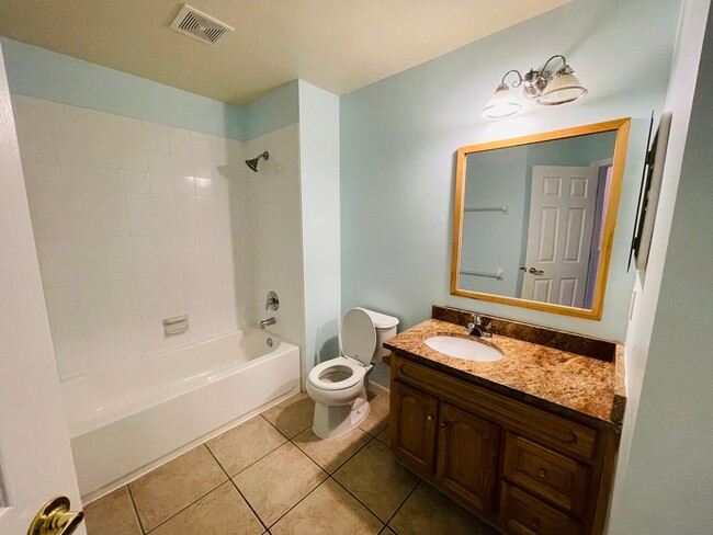 Building Photo - Family-Friendly Townhome Close to Beaches ...