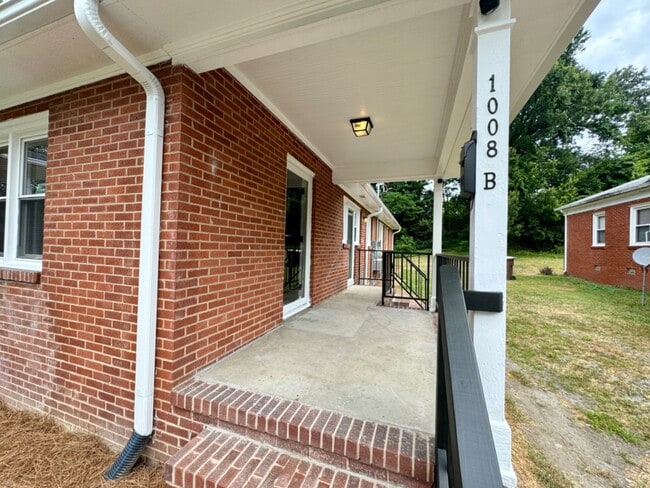 Building Photo - 1008 Hampton St
