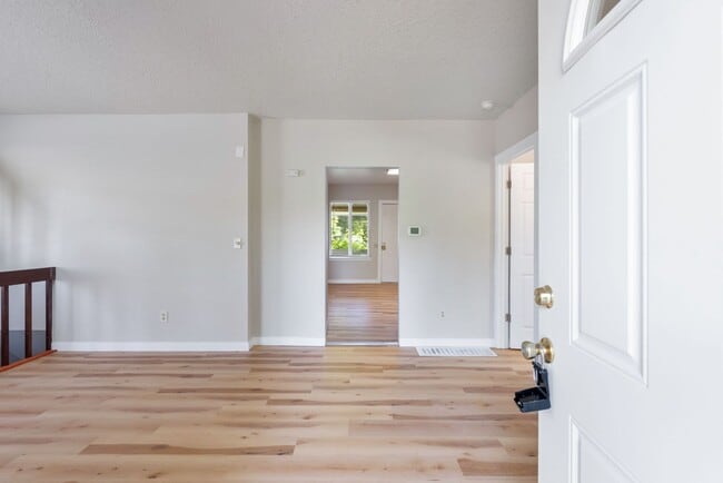 Building Photo - 3 BR Home near Springwater Trail and Powel...