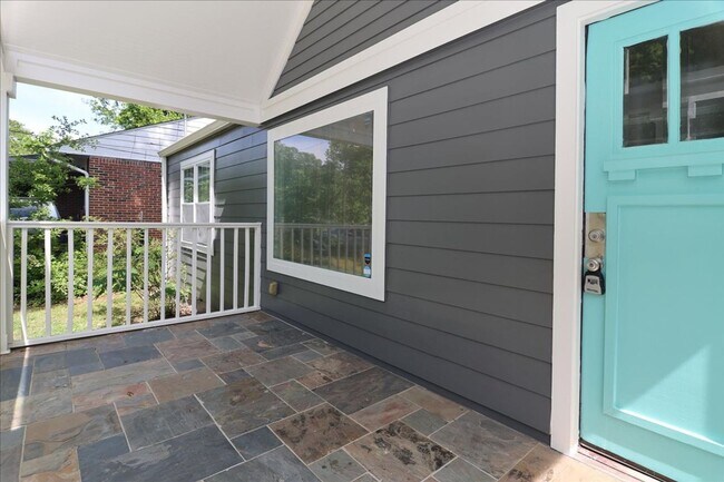 Building Photo - Newly Renovated 3/2 Feet From Atlanta Belt...