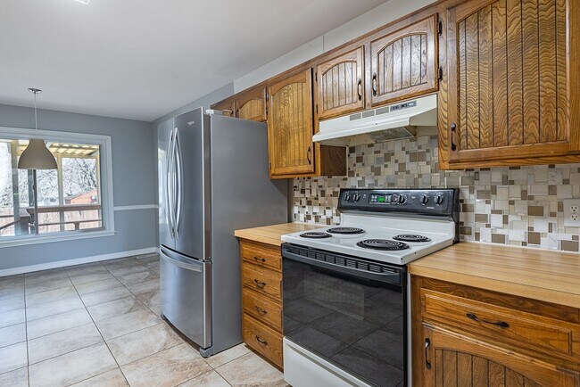 Building Photo - 3 Bed 2.5 Bath Springfield, MO