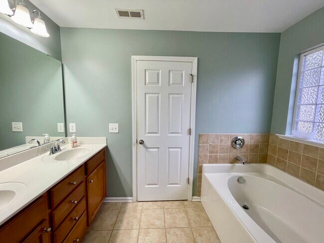 Building Photo - 2600 Taton Ct