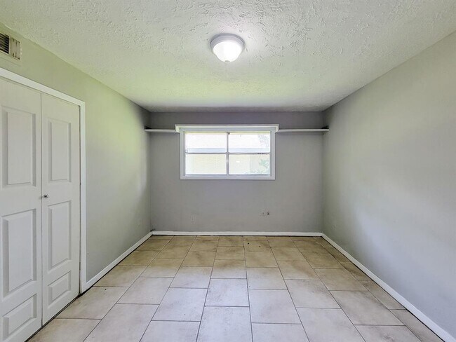 Building Photo - 1703 Raintree Dr