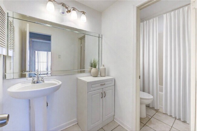 Building Photo - 401 Lakeside Ln