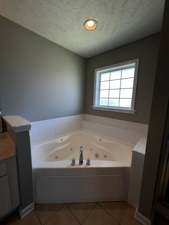 Building Photo - Lovely 2 Bed 2 Bath Condo with Community Pool