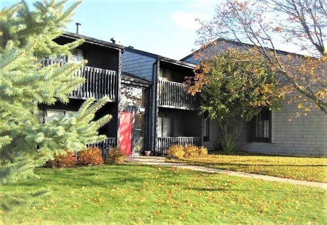 Building Photo - Upper 2 Bedroom 1 Bathroom