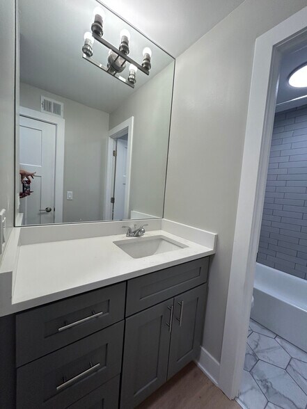 Building Photo - 1214 N La Salle Dr
