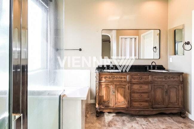 Building Photo - Beautifully Maintained Roseville Home with...