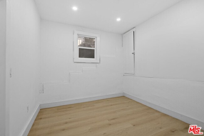 Building Photo - 934 S Mott St
