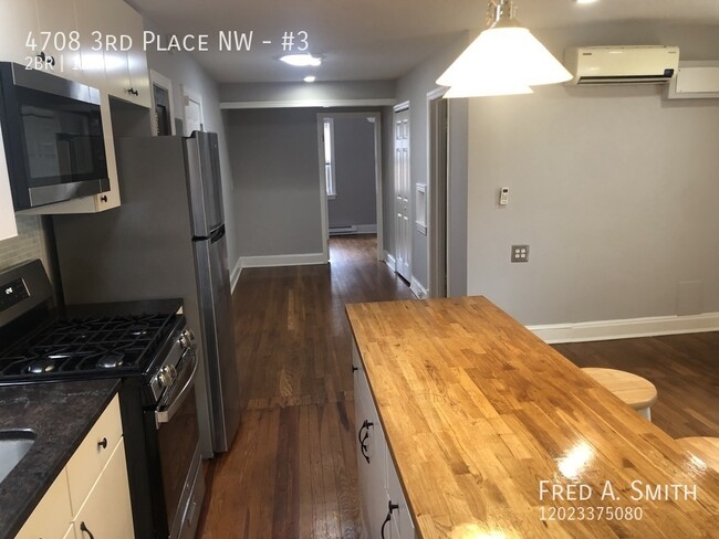 Building Photo - Recently Updated 2 Bedroom Apartment in Pe...