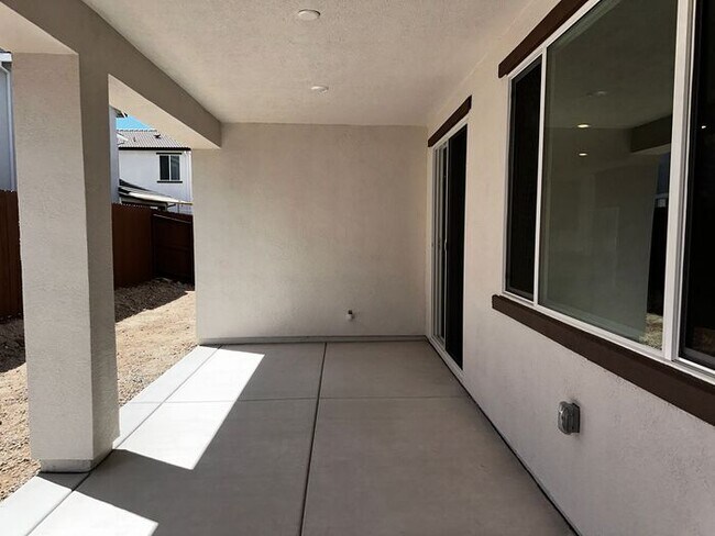 Building Photo - Beautiful 4 bedroom new home in Sierra wes...