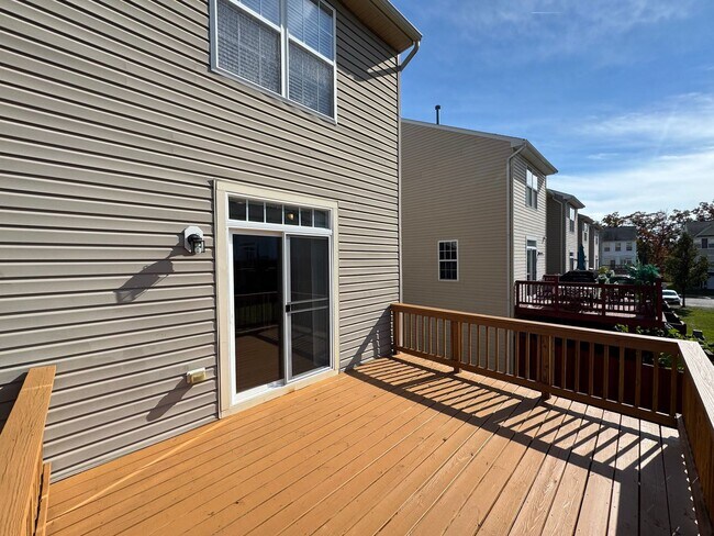 Building Photo - Stunning 3 Bed 3.5 Bath End Unit Townhome In Powells Run Village