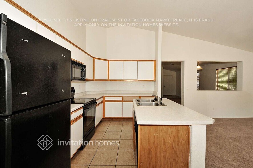 Building Photo - 15912 W Smokey Dr