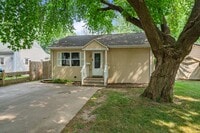 Building Photo - UPDATED 3 BR/1 BATH CENTRALLY LOCATED IN GREEN BAY