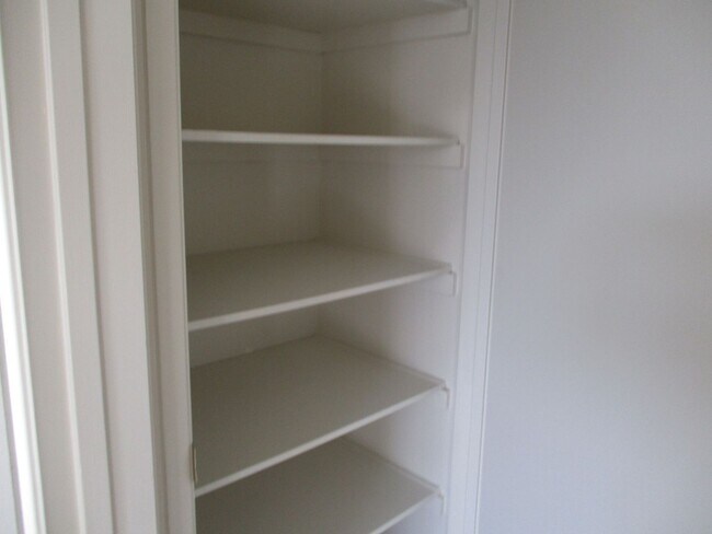 Building Photo - 2 bedroom, 2 bath 3rd floor condo