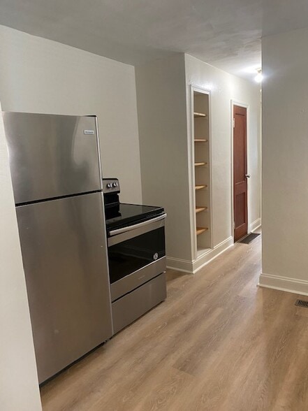 Kitchen Appliances - 2611 E Troy Ave