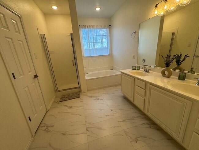 Building Photo - GATED COMMUNITY  |  STONE OAK  |  4 BEDROO...
