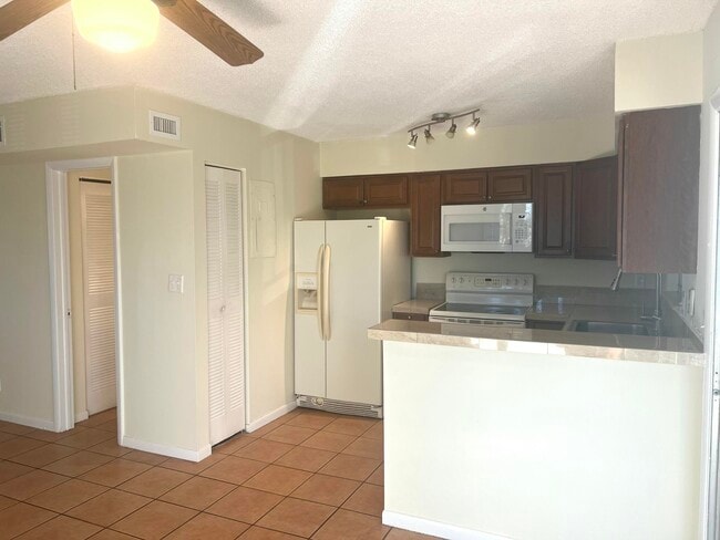 Building Photo - 1100 SE 4th Ave