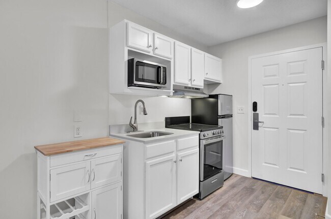Building Photo - FIRST MONTH FREE- 1BD/1BA Apt- Recently Renovated- Available December 1, 2025