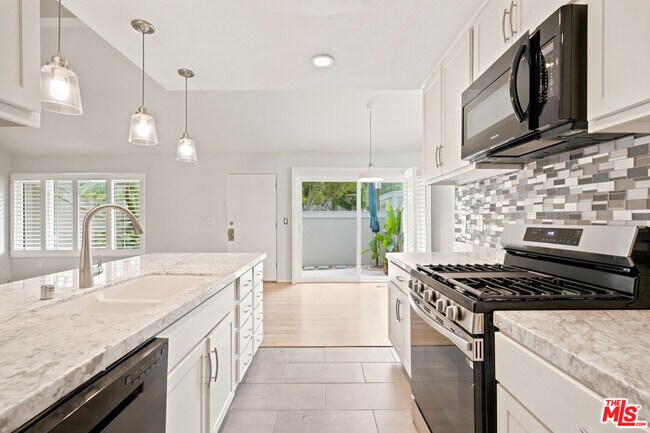 Building Photo - 13322 Maxella Ave