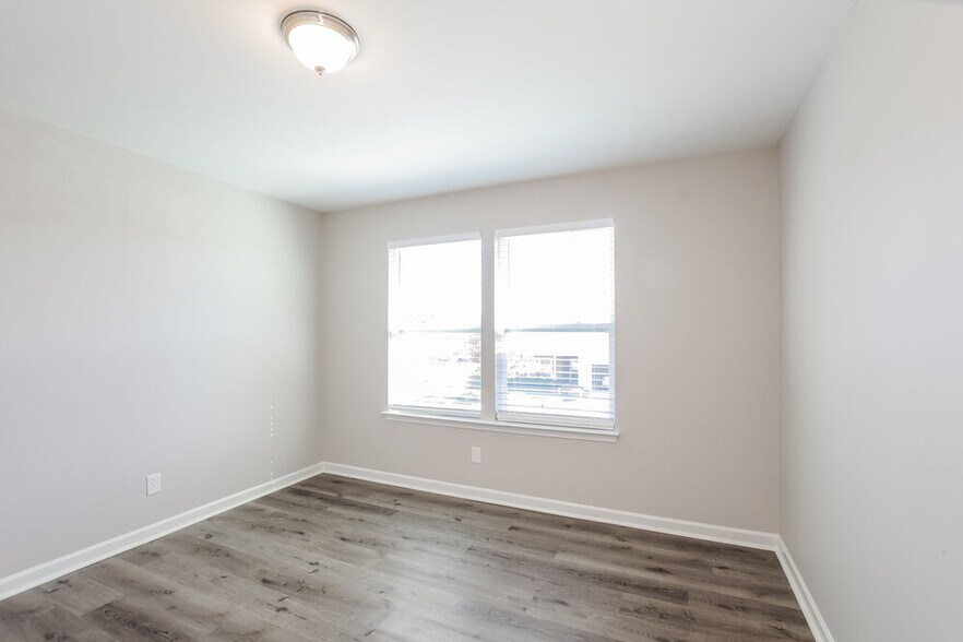 Building Photo - 1020 Sapphire Dr