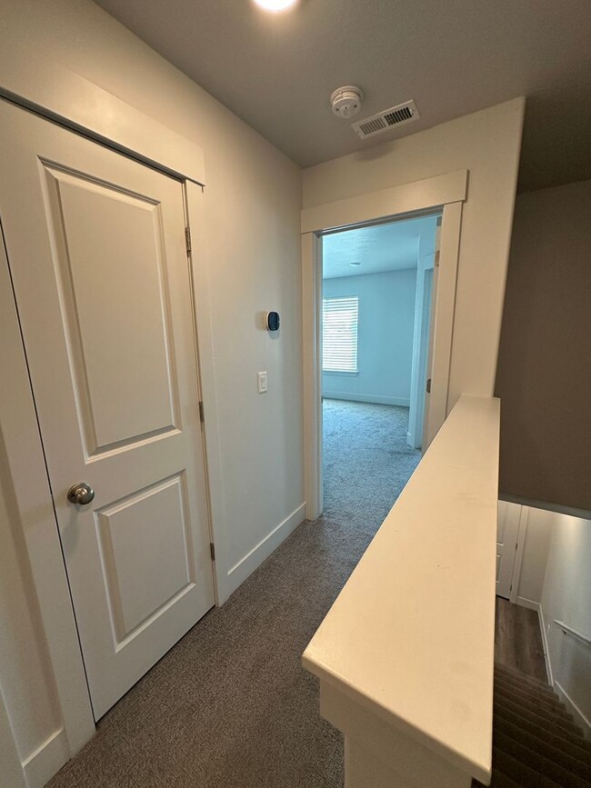 Building Photo - $500 OFF FIRST MONTHS RENT IF LEASE SIGNED...