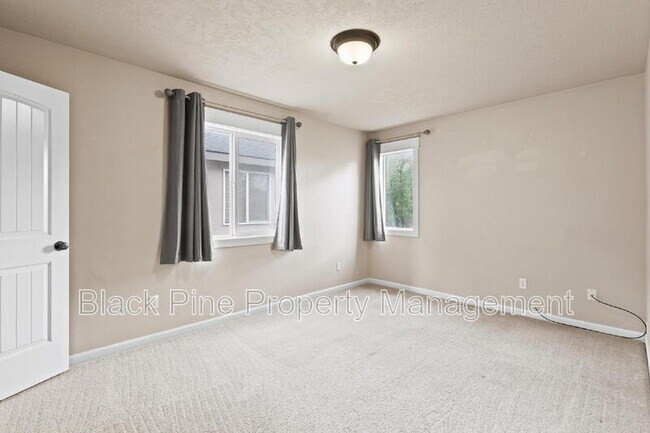 Building Photo - 1729 S Eagleson Rd